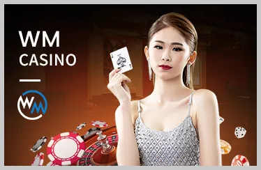 Tay vợt đang giao bóng trên sân tennis